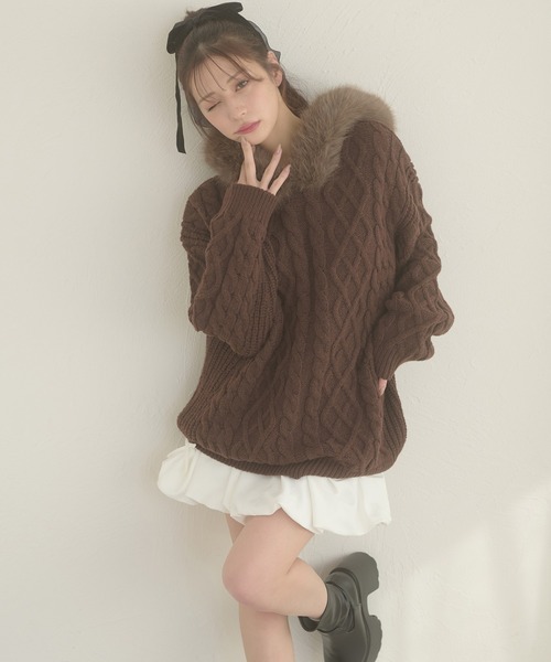Ambre Neige(アンブルネージュ)の「fake fur hood cable knit hoodie / フェイクファーフードケーブルニットパーカー(ニット/セーター・レディース・ブラウン系その他/グレー/オフホワイト・FREE)」の3枚目の写真