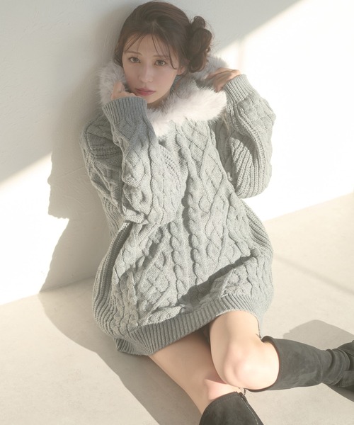 Ambre Neige(アンブルネージュ)の「fake fur hood cable knit hoodie / フェイクファーフードケーブルニットパーカー(ニット/セーター・レディース・ブラウン系その他/グレー/オフホワイト・FREE)」の2枚目の写真