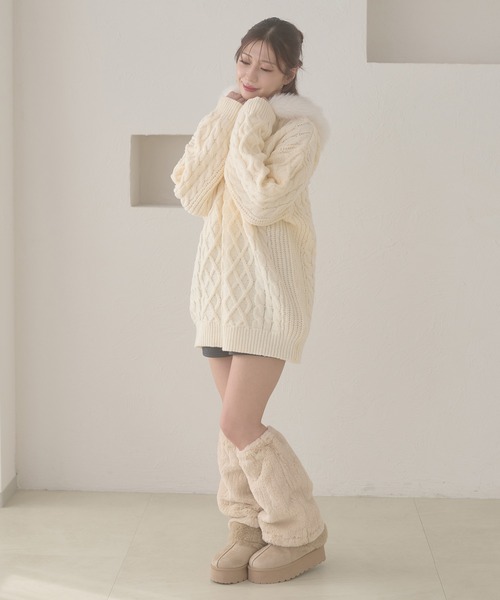 Ambre Neige(アンブルネージュ)の「fake fur hood cable knit hoodie / フェイクファーフードケーブルニットパーカー(ニット/セーター・レディース・ブラウン系その他/グレー/オフホワイト・FREE)」の9枚目の写真
