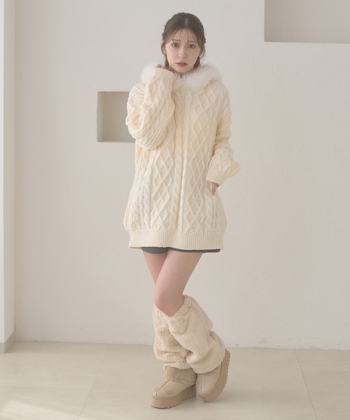 Ambre Neige(アンブルネージュ)の「fake fur hood cable knit hoodie / フェイクファーフードケーブルニットパーカー(ニット/セーター・レディース・ブラウン系その他/グレー/オフホワイト・FREE)」の10枚目の写真