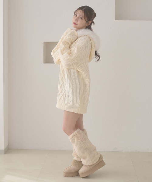 Ambre Neige(アンブルネージュ)の「fake fur hood cable knit hoodie / フェイクファーフードケーブルニットパーカー(ニット/セーター・レディース・ブラウン系その他/グレー/オフホワイト・FREE)」の11枚目の写真