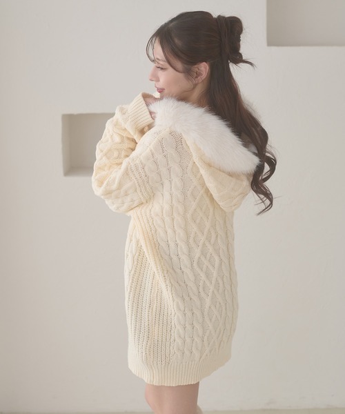 Ambre Neige(アンブルネージュ)の「fake fur hood cable knit hoodie / フェイクファーフードケーブルニットパーカー(ニット/セーター・レディース・ブラウン系その他/グレー/オフホワイト・FREE)」の7枚目の写真