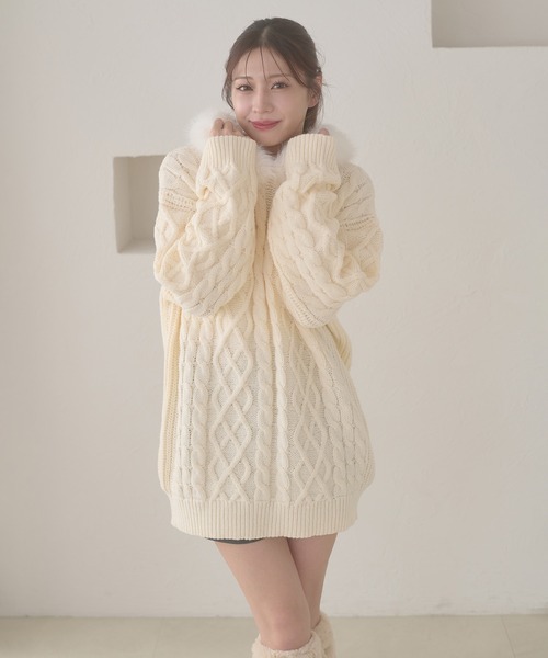 Ambre Neige(アンブルネージュ)の「fake fur hood cable knit hoodie / フェイクファーフードケーブルニットパーカー(ニット/セーター・レディース・ブラウン系その他/グレー/オフホワイト・FREE)」の4枚目の写真