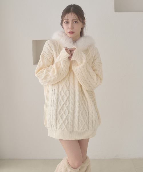 Ambre Neige(アンブルネージュ)の「fake fur hood cable knit hoodie / フェイクファーフードケーブルニットパーカー(ニット/セーター・レディース・ブラウン系その他/グレー/オフホワイト・FREE)」の5枚目の写真