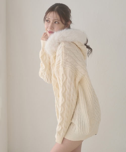 Ambre Neige(アンブルネージュ)の「fake fur hood cable knit hoodie / フェイクファーフードケーブルニットパーカー(ニット/セーター・レディース・ブラウン系その他/グレー/オフホワイト・FREE)」の6枚目の写真