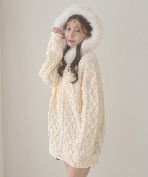 Ambre Neige(アンブルネージュ)の「fake fur hood cable knit hoodie / フェイクファーフードケーブルニットパーカー(ニット/セーター・レディース・ブラウン系その他/グレー/オフホワイト・FREE)」の15枚目の写真