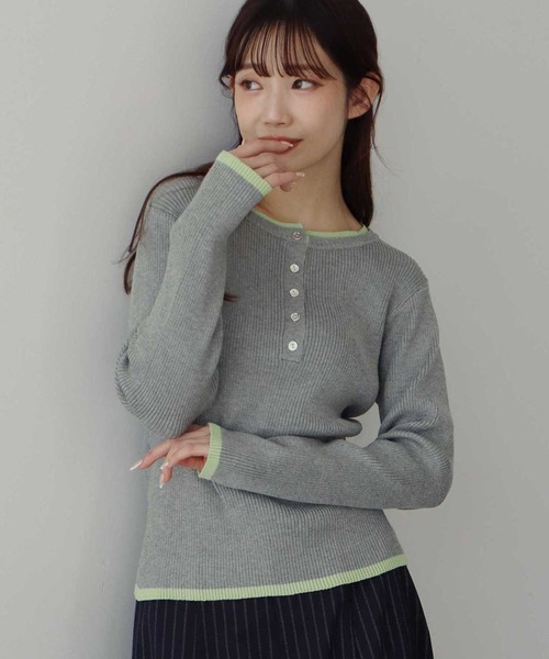 earth music&ecology（アースミュージックアンドエコロジー）の「【2026SS】バイカラーヘンリーネックニットプルオーバー（ニット/セーター・レディース・ライトイエロー/サックスブルー/グレー/ネイビー・FREE）」の2枚目の写真