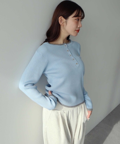 earth music&ecology（アースミュージックアンドエコロジー）の「【2026SS】バイカラーヘンリーネックニットプルオーバー（ニット/セーター・レディース・ライトイエロー/サックスブルー/グレー/ネイビー・FREE）」の5枚目の写真