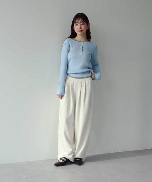 earth music&ecology（アースミュージックアンドエコロジー）の「【2026SS】バイカラーヘンリーネックニットプルオーバー（ニット/セーター・レディース・ライトイエロー/サックスブルー/グレー/ネイビー・FREE）」の6枚目の写真