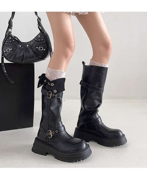 Ritzy(リッツィー)の「厚底ヴィンテージ シュリンクドフェイクレザー スクエアバックル ロッカーブーツ(ブーツ・レディース・ブラック・24/24.5/23/23.5)」の2枚目の写真