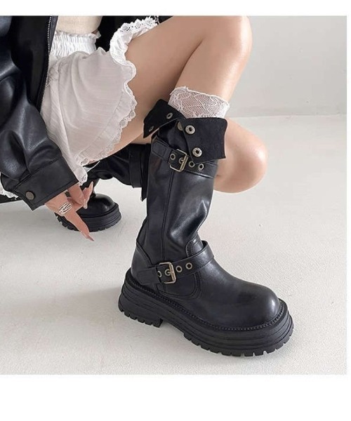 Ritzy(リッツィー)の「厚底ヴィンテージ シュリンクドフェイクレザー スクエアバックル ロッカーブーツ(ブーツ・レディース・ブラック・24/24.5/23/23.5)」の3枚目の写真
