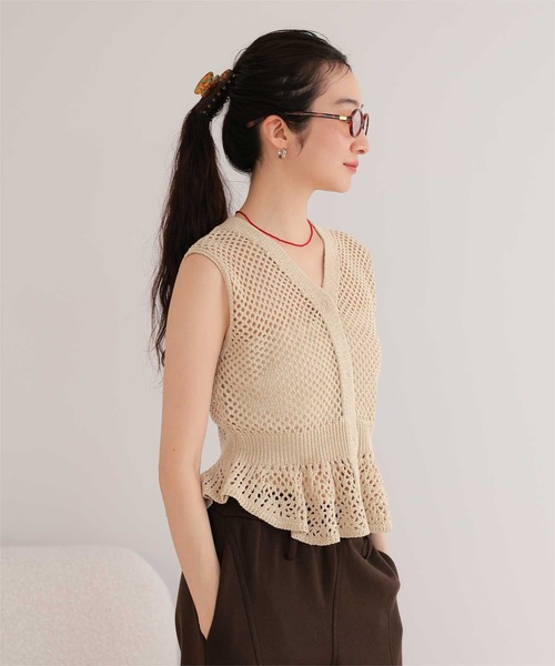 miette(ミエット)の「透かし編みノースリペプラムニット(ニット/セーター・レディース・ブラック/ベージュ/ブラウン/グレー・M/S)」の1枚目の写真
