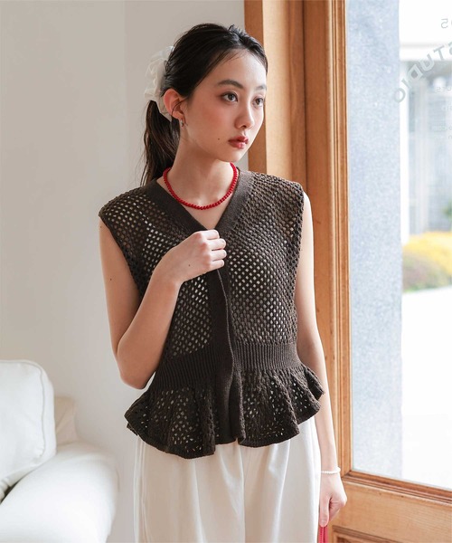 miette(ミエット)の「透かし編みノースリペプラムニット(ニット/セーター・レディース・ブラック/ベージュ/ブラウン/グレー・M/S)」の4枚目の写真