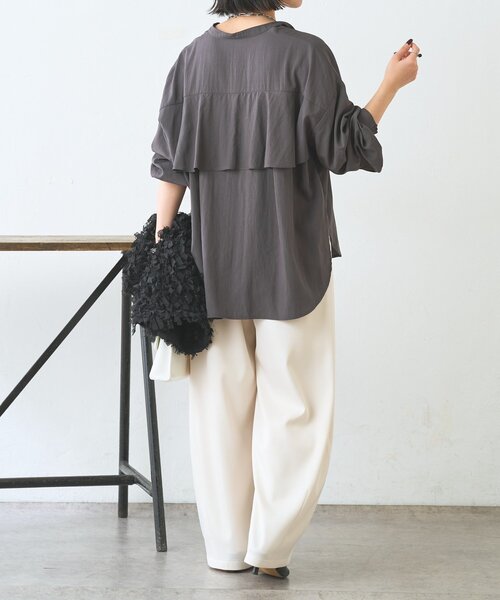 Jena espace merveilleux（ジェナ　エスパスメルヴェイユ）の「【リバイバル】後ろヨークラッフルシャツ（シャツ/ブラウス・レディース・ミント/チャコールグレー/オフホワイト・FREE）」の16枚目の写真