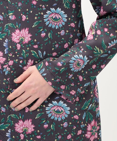 SOULEIADO（ソレイアード）の「ポリエステルサテンプリント ソフトマーメイドワンピース（ワンピース・レディース・グレー系その他2・36）」の7枚目の写真