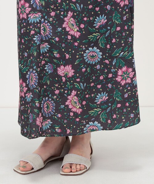 SOULEIADO（ソレイアード）の「ポリエステルサテンプリント ソフトマーメイドワンピース（ワンピース・レディース・グレー系その他2・36）」の8枚目の写真