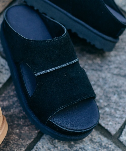 W GOLDENSTAR HI CUTOUT SLIDE 1175132-BLK（サンダル）｜UGG（アグ