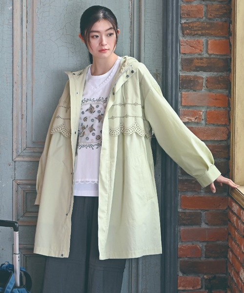 SUPER HAKKA（スーパーハッカ）の「ポリエステルコットンツイル　フラワーポイントスカラップ刺繍フーディコート（その他アウター・レディース・ブラウン/ライトグリーン・FREE）」の2枚目の写真