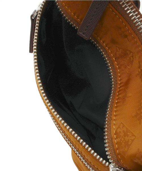 russet for traveller(ラシット フォー トラベラー)の「Wファスナーポケットショルダーバッグ【Shoulder】(ショルダーバッグ・レディース・ブラウン・FREE)」の4枚目の写真