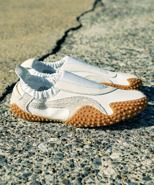 PUMA(プーマ)の「MOSTRO MOVE WNS 405131-01(スリッポン・レディース・ホワイト・25.5cm/25.0cm/24.5cm/24.0cm/23.5cm/23.0cm/22.5cm/26.0cm)」の2枚目の写真