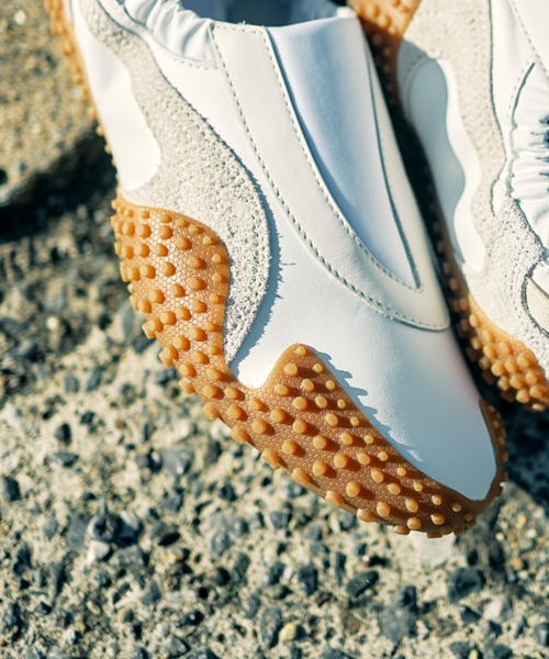 PUMA(プーマ)の「MOSTRO MOVE WNS 405131-01(スリッポン・レディース・ホワイト・25.5cm/25.0cm/24.5cm/24.0cm/23.5cm/23.0cm/22.5cm/26.0cm)」の4枚目の写真