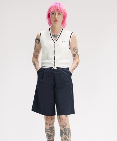 FRED PERRY(フレッドペリー)の「Button Through Textured Knit Tank/ボタンスルーテクスチャーニットベスト(ベスト・レディース・ホワイト・10/8)」の2枚目の写真