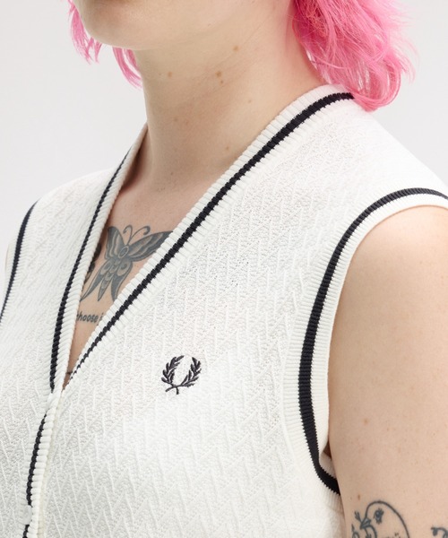 FRED PERRY(フレッドペリー)の「Button Through Textured Knit Tank/ボタンスルーテクスチャーニットベスト(ベスト・レディース・ホワイト・10/8)」の3枚目の写真