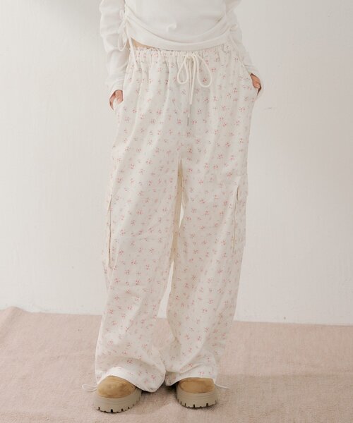 Chico（チコ）の「花柄ワイドカーゴパンツ（その他パンツ・レディース・ピンク系その他2/ピンク/ブルー・FREE）」の4枚目の写真