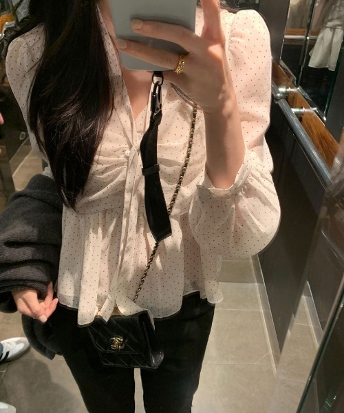 FAVORITO(ファヴォリート)の「リボンドット柄シャツ(シャツ/ブラウス・レディース・オフホワイト/ブラック・F)」の1枚目の写真