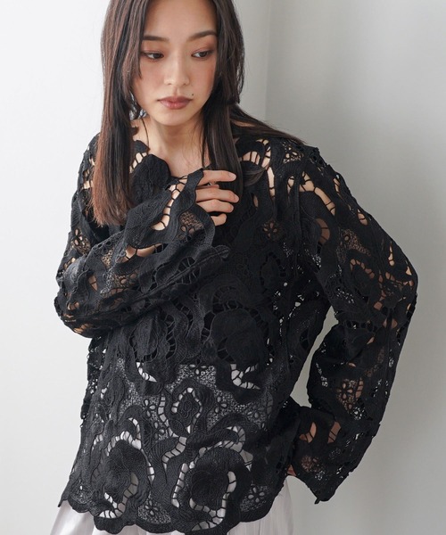 mili an deni(ミリアンデニ)の「花柄レースプルオーバー(シャツ/ブラウス・レディース・オフホワイト/ブラック・M)」の2枚目の写真