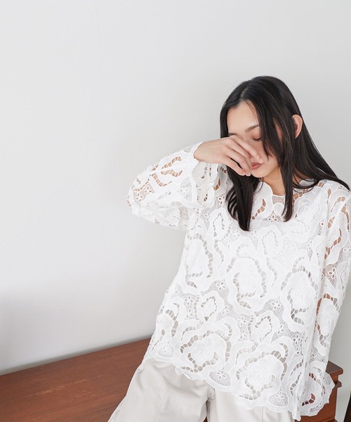 mili an deni(ミリアンデニ)の「花柄レースプルオーバー(シャツ/ブラウス・レディース・オフホワイト/ブラック・M)」の4枚目の写真