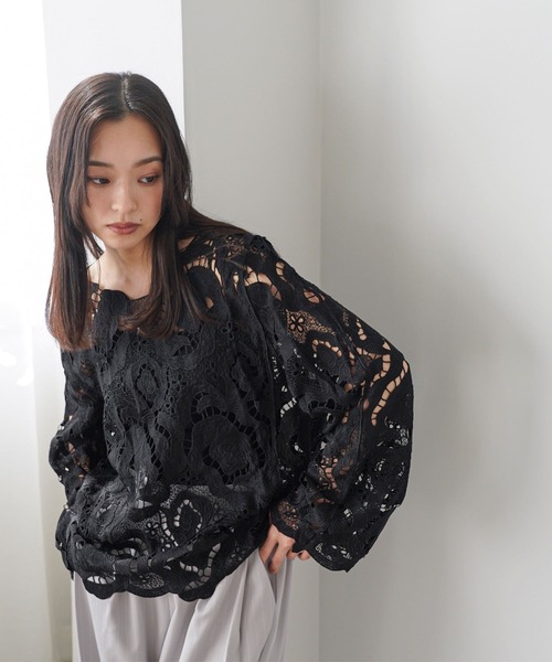 mili an deni(ミリアンデニ)の「花柄レースプルオーバー(シャツ/ブラウス・レディース・オフホワイト/ブラック・M)」の8枚目の写真