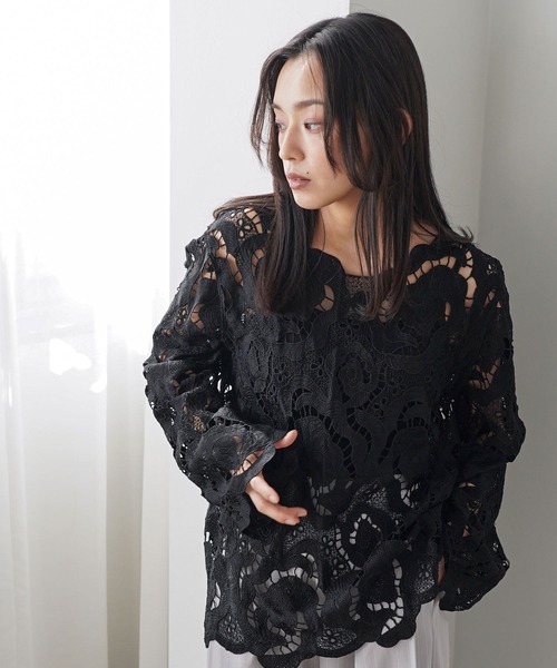mili an deni(ミリアンデニ)の「花柄レースプルオーバー(シャツ/ブラウス・レディース・オフホワイト/ブラック・M)」の11枚目の写真