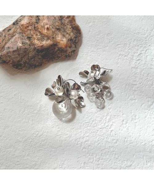 tone(トーン)の「【Agaro】No.508 アシンメトリー クリアドロップフラワーピアス(MA)(ピアス(両耳用)・レディース・シルバー/ゴールド・FREE)」の4枚目の写真