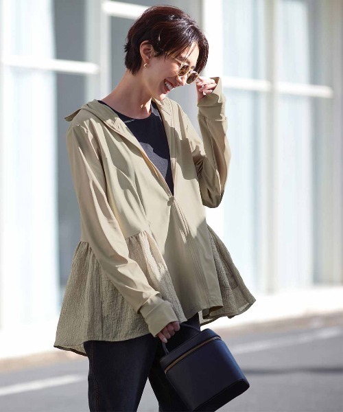 IEDIT（イディット）の「ＩＥＤＩＴ　顔や手まですっぽり安心！異素材遣いのフレアーが甘く着映えるＵＶカットパーカー（その他アウター・レディース・ブラック/ライトベージュ・M/3L/LL/L）」の2枚目の写真