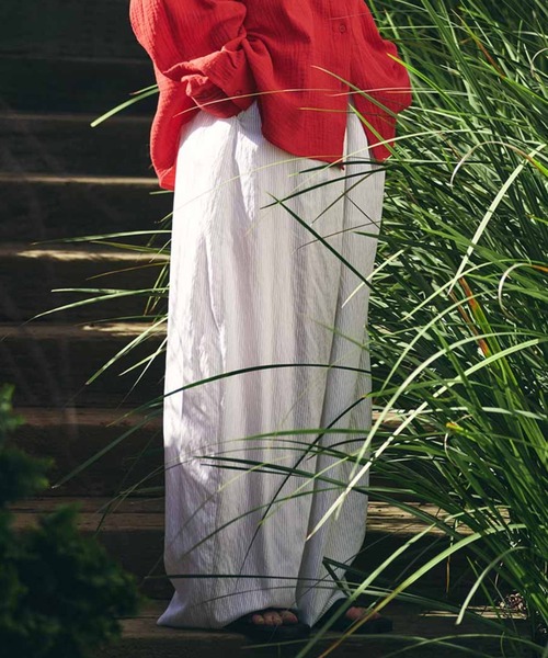 AKTE(アクテ)の「タックボリュームライトパンツ(その他パンツ・レディース・ブルー系/レッド/ピンク系/ホワイト系・TALL/FREE)」の2枚目の写真