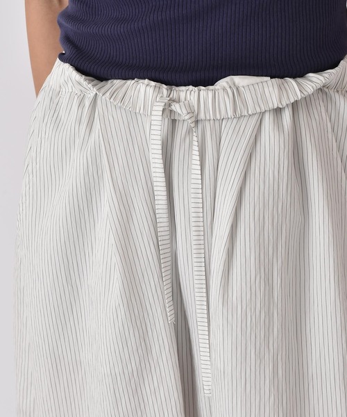 AKTE(アクテ)の「タックボリュームライトパンツ(その他パンツ・レディース・ブルー系/レッド/ピンク系/ホワイト系・TALL/FREE)」の9枚目の写真