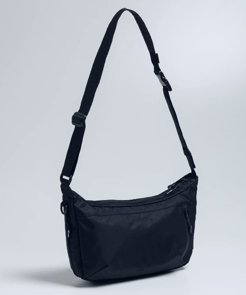 +phenix(プラスフェニックス)の「【+phenix / プラスフェニックス】EXPAND SHOULDER BAG 6+ CORDURAファブリック使用 ショルダーバッグ(ショルダーバッグ・メンズ・ブラック・FREE)」の1枚目の写真