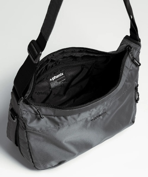 +phenix(プラスフェニックス)の「【+phenix / プラスフェニックス】EXPAND SHOULDER BAG 6+ CORDURAファブリック使用 ショルダーバッグ(ショルダーバッグ・メンズ・ブラック・FREE)」の12枚目の写真