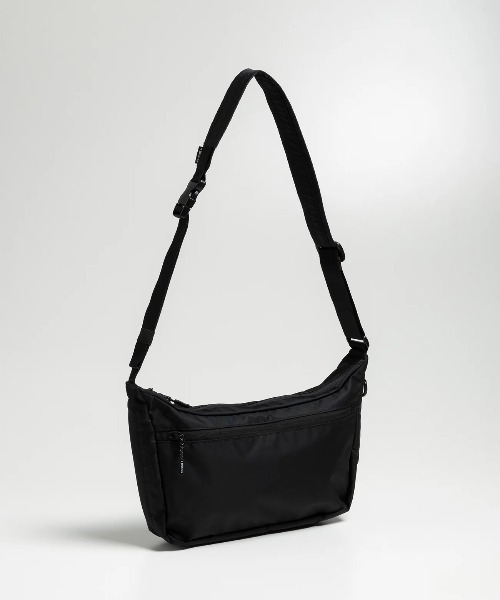 +phenix(プラスフェニックス)の「【+phenix / プラスフェニックス】EXPAND SHOULDER BAG 6+ CORDURAファブリック使用 ショルダーバッグ(ショルダーバッグ・メンズ・ブラック・FREE)」の3枚目の写真
