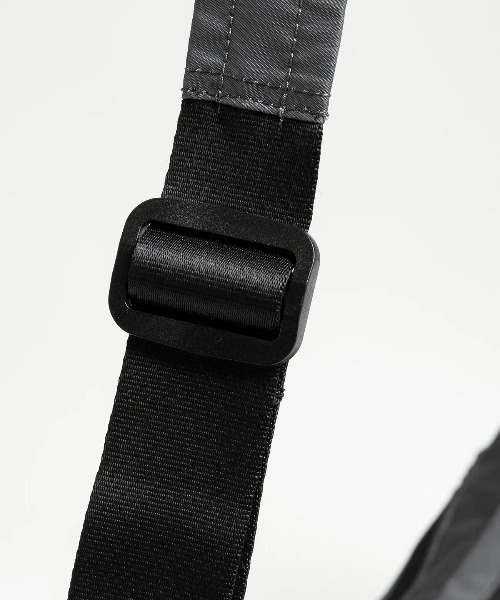 +phenix(プラスフェニックス)の「【+phenix / プラスフェニックス】EXPAND SHOULDER BAG 6+ CORDURAファブリック使用 ショルダーバッグ(ショルダーバッグ・メンズ・ブラック・FREE)」の4枚目の写真