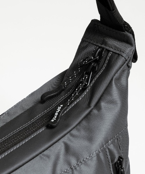 +phenix(プラスフェニックス)の「【+phenix / プラスフェニックス】EXPAND SHOULDER BAG 6+ CORDURAファブリック使用 ショルダーバッグ(ショルダーバッグ・メンズ・ブラック・FREE)」の6枚目の写真