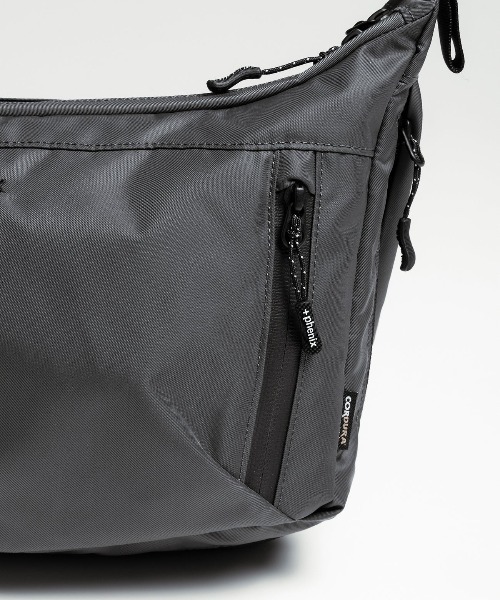 +phenix(プラスフェニックス)の「【+phenix / プラスフェニックス】EXPAND SHOULDER BAG 6+ CORDURAファブリック使用 ショルダーバッグ(ショルダーバッグ・メンズ・ブラック・FREE)」の7枚目の写真