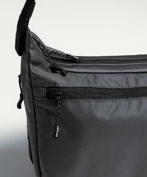 +phenix(プラスフェニックス)の「【+phenix / プラスフェニックス】EXPAND SHOULDER BAG 6+ CORDURAファブリック使用 ショルダーバッグ(ショルダーバッグ・メンズ・ブラック・FREE)」の10枚目の写真