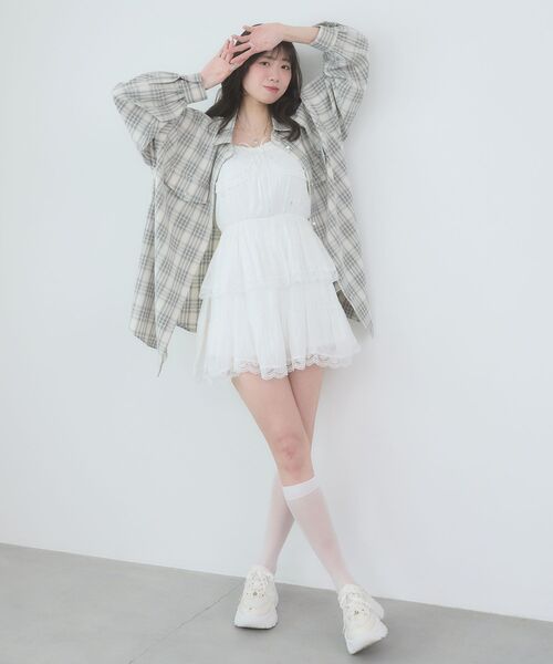 MAJESTIC LEGON(マジェスティックレゴン)の「レースフリルティアードキャミワンピ(ワンピース・レディース・ブラック/オフホワイト・MEDIUM)」の3枚目の写真