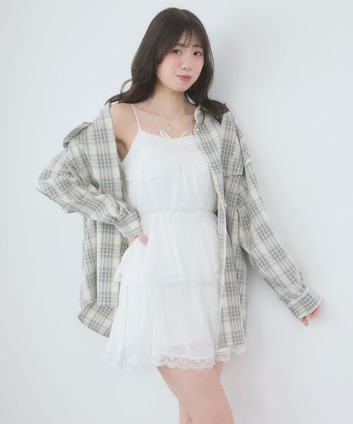 MAJESTIC LEGON(マジェスティックレゴン)の「レースフリルティアードキャミワンピ(ワンピース・レディース・ブラック/オフホワイト・MEDIUM)」の5枚目の写真
