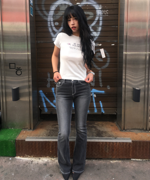 YOUHEE(ユヒ)の「HOTFIX BOOTSCUT DENIM PANTS_GREY(デニムパンツ・レディース・その他・SMALL/MEDIUM)」の1枚目の写真