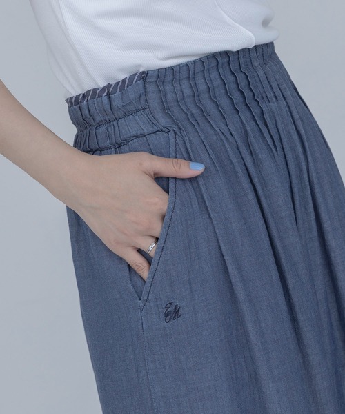 Eimee Law(エイミーロウ)の「シアーデニム ピンタックワイドパンツ(デニムパンツ・レディース・ブルー/インディゴブルー・MEDIUM)」の16枚目の写真