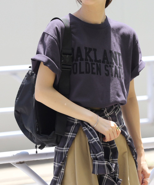 JOURNAL STANDARD relume(ジャーナルスタンダード レリューム)の「《追加》別注【GULFCOAST SPORTSWEAR】ロゴTシャツ(Tシャツ/カットソー・レディース・ブラウン/ネイビー・FREE)」の2枚目の写真