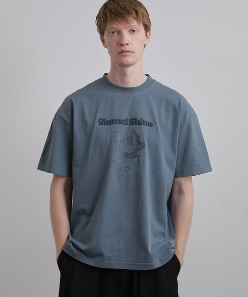 tk.TAKEO KIKUCHI(ティーケータケオキクチ)の「ロゴフラワー刺繍Tシャツ(Tシャツ/カットソー・メンズ・ホワイト/ブラック/ブルー・02/03/04)」の3枚目の写真